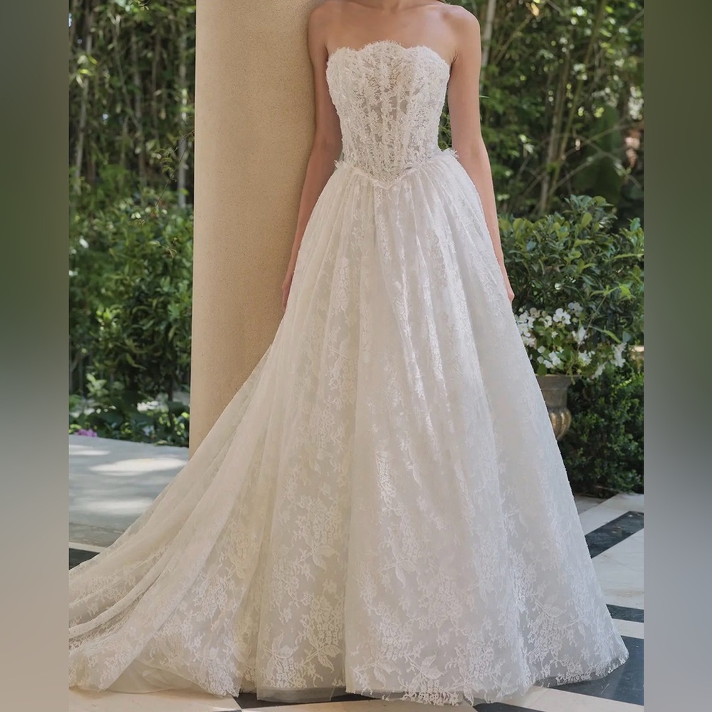 Elegant Strapless Lace Wedding Dress